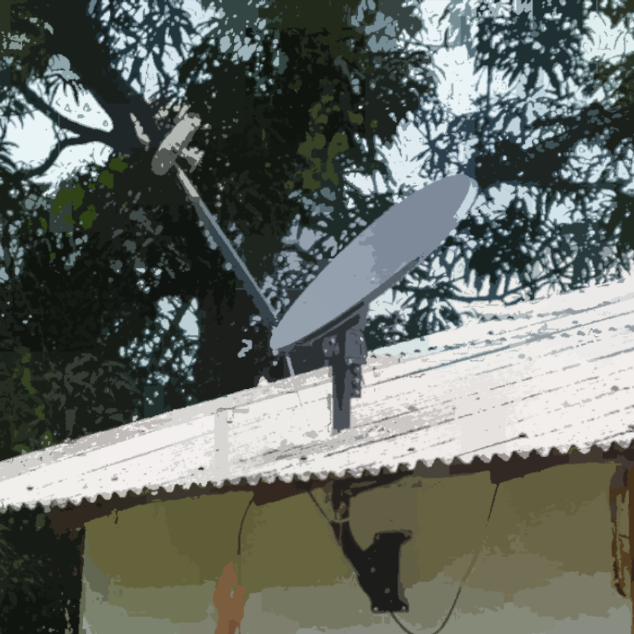 Na imagem podemos ver uma antena que recebe o sinal de internet via satélite.